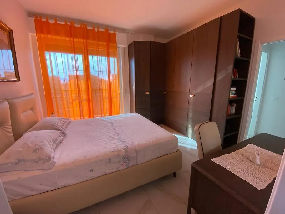 Iva'S Guesthouse Sarzana